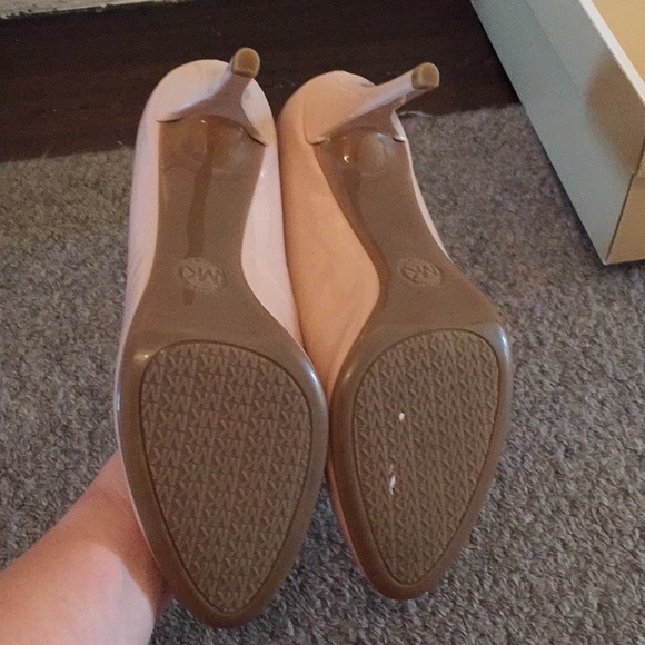 Brand new MK Blush Patent pumps - Picture 2 of 6